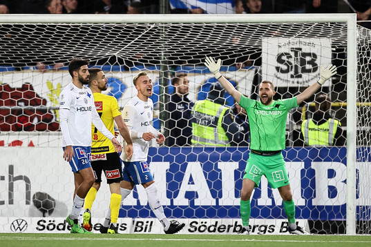 IFK Norrköpings målvakt Oscar Jansson reagerar
