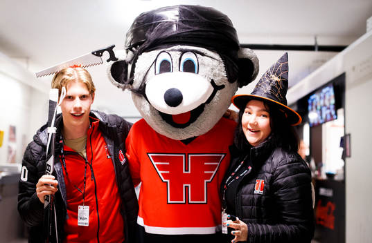 Örebros maskot Harry the hero och två funktionärer med