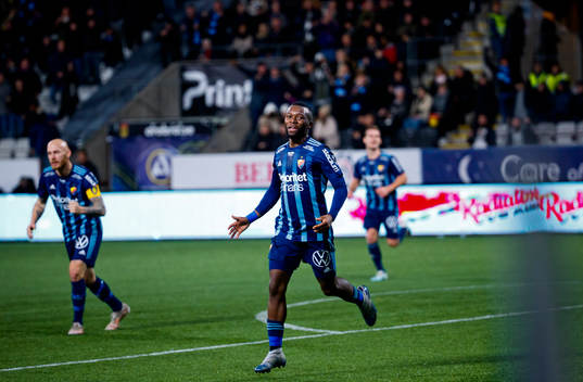 Djurgårdens Emmanuel Banda jublar
