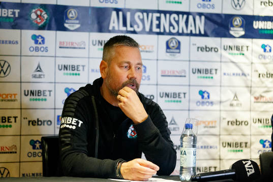 Örebros tränare Marcus Lantz på presskonferensen