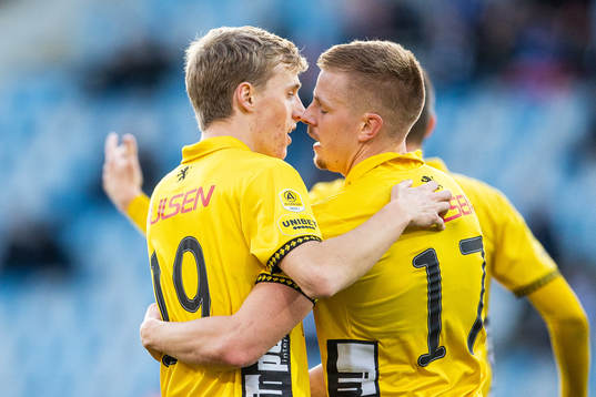 Elfsborgs Jeppe Møldrup Okkels jublar med målskytten till