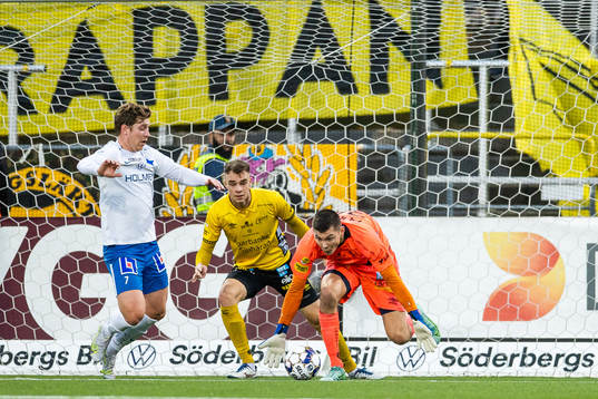 IFK Norrköpings Alexander Fransson med målchans mot
