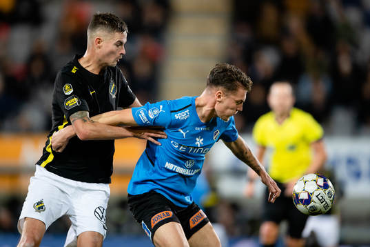 s Mikael Lustig och Halmstads Samuel Kroon