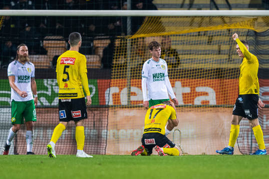 Mjällbys Carlos Moros Gracia och Jacob Bergström deppar