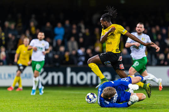 Mjällbys Mamudu Moro gör 2-0 på Hammarbys målvakt David