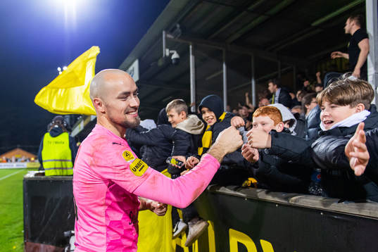 Mjällbys målvakt Carl-Johan Eriksson jublar med supportrar