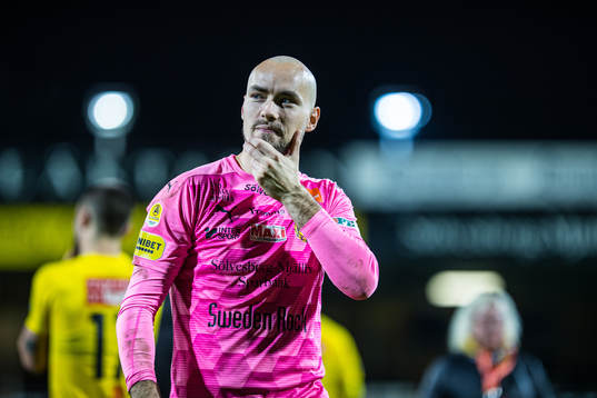 Mjällbys målvakt Carl-Johan Eriksson  jublar