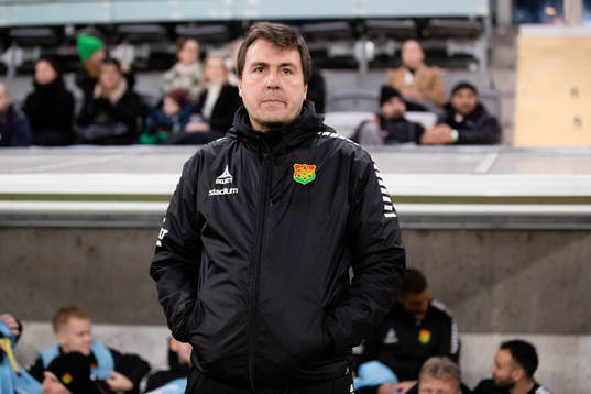 GAIS tränare Stefan Jacobsson innan  fotbollsmatchen i