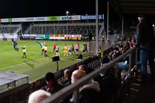 Landskronas och Östers spelare gör entré