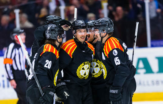 Brynäs Anton Rödin (m) gör 1-0 och gratuleras av
