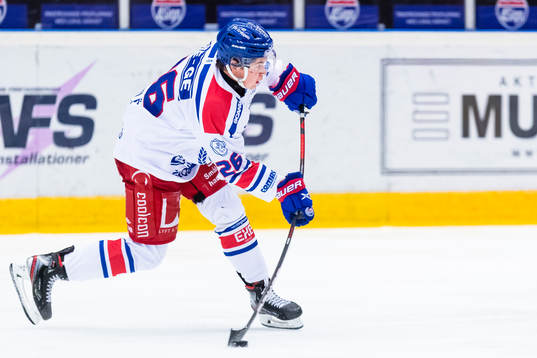 Oskarshamns Lukas Pilö med ett skott
