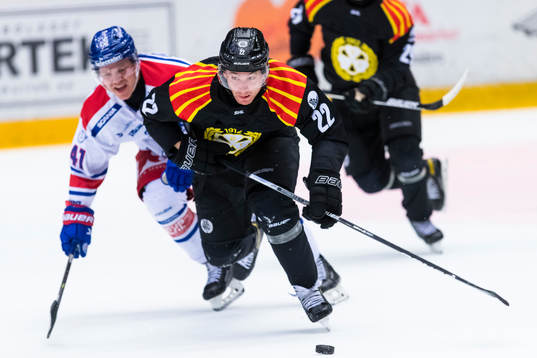 Brynäs Adam Pettersson jagas av Oskarshamns Johan Johnsson