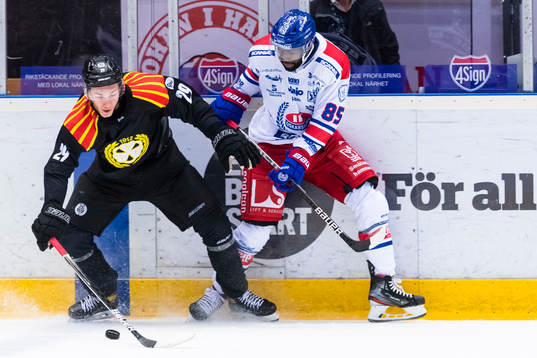 Brynäs Oscar Birgersson i kamp om pucken medOskarshamns