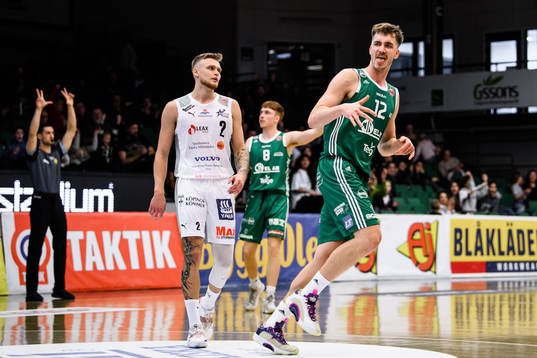 Södertäljes Alexander Lindqvist jublar och Köpings Tim
