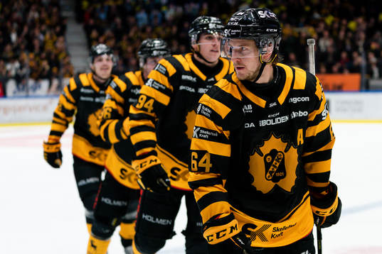 Skellefteås Jonathan Pudas stirrar mot Luleås avbytarbås