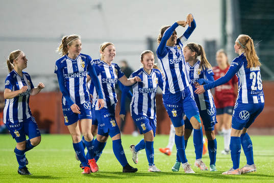 IFK Göteborgs Malva Larsson jublar med lagkamrater