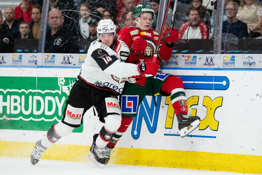 Malmö Redhawks Carl-Johan Lerby tacklar Frölundas Teodor