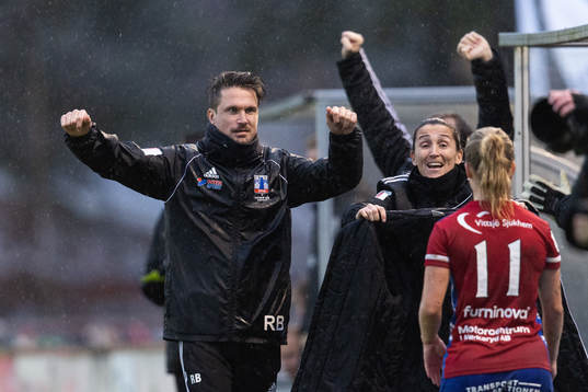 Vittsjös tränare Robert Bergström jublar
