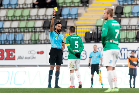 Jönköpings Fredric Fendrich får gult kort av domare