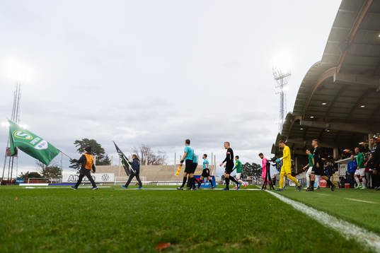 Spelare ur Västerås och Jönköping går in på planen
