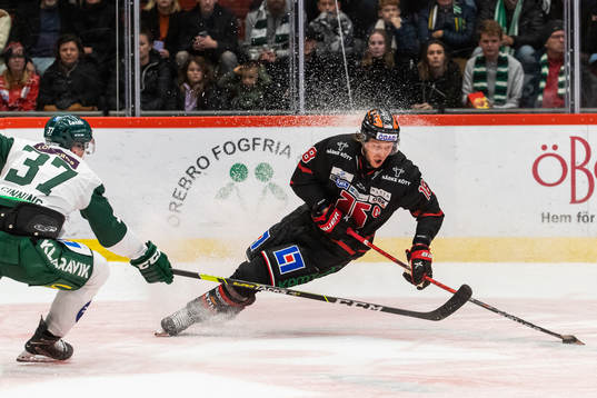 Färjestads Adam Ginning och Örebros Rodrigo Abols