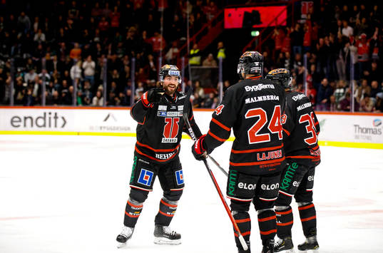 Örebros Nick Ebert jublar vid 3-2 med Jani Lajunen och
