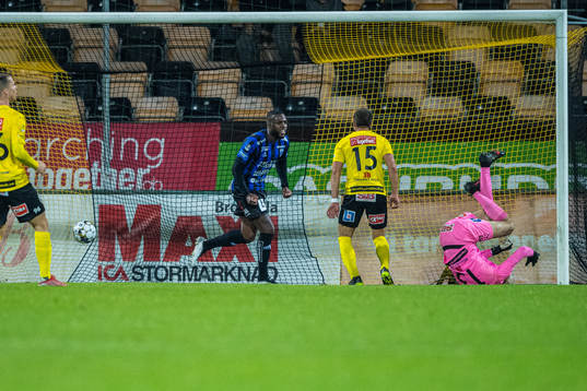 Sirius Edi Sylisufaj hat gjort 2-2 och Mjällbys målvakt