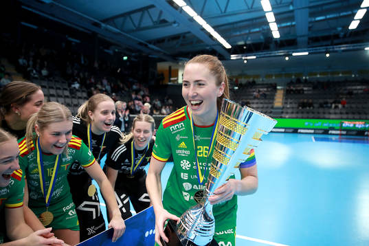 Thorengruppens lagkapten Emelie Wibron jublar