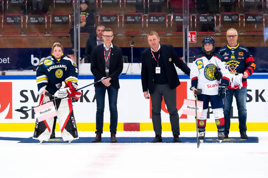 Ångermanlands målvakt Tyra Fredin och  Stockholms Felicia