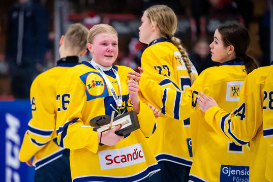 Dalarnas Alva Ullbors med silverpokalen