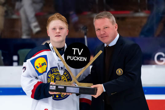 Stockholm Nords Elliot Sigrell får pokalen