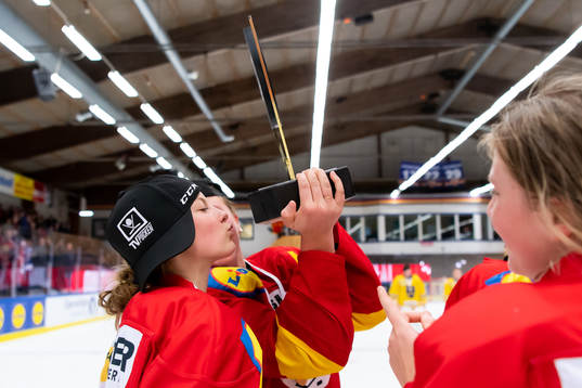 Smålands Edit Danielsson pussar pokalen