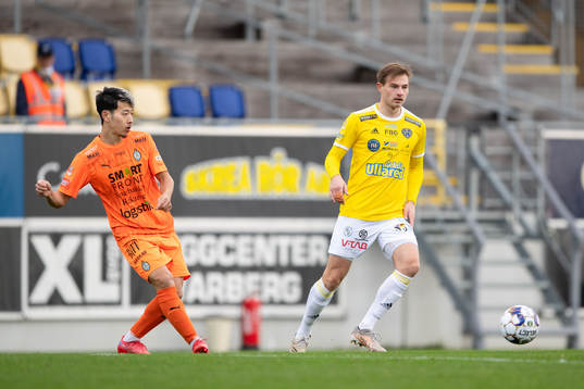 AFC Eskilstunas Kazuki Takahashi och Falkenbergs Linus Dahl