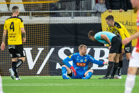 Häckens målvakt Peter Abrahamsson har ont