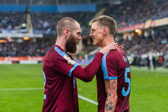 Malmö FFs Jo Inge Berget jublar med målskytten till 0-2