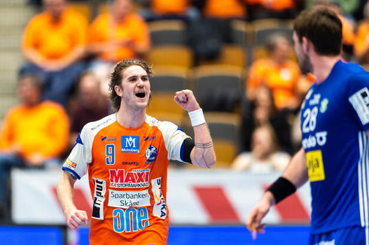 Kristianstads Anton Hallbäck medan Ystads IFs Jonathan