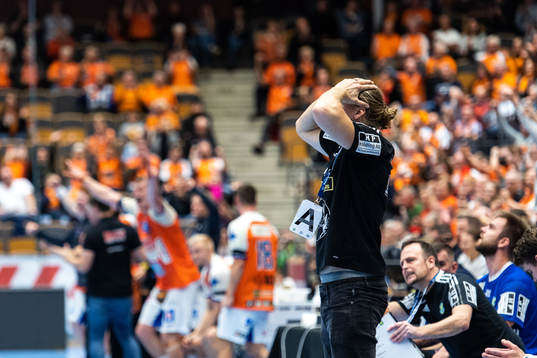 Ystads IFs tränare Oscar Carlén deppar medan