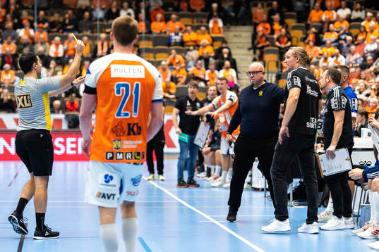 Ystads IFs tränare Oscar Carlén får varning