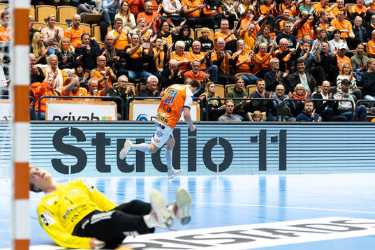 Kristianstads Alfred Ehn jublar medan Ystads IFs målvakt