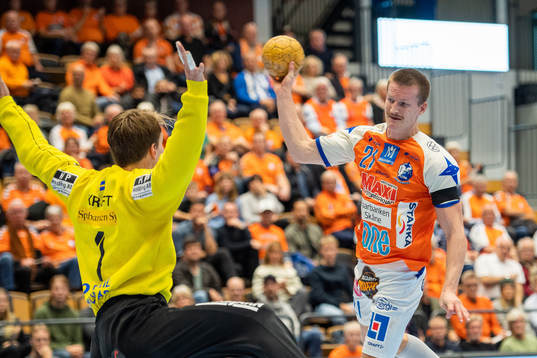 Kristianstads Alfred Ehn och Ystads IFs målvakt Niklas