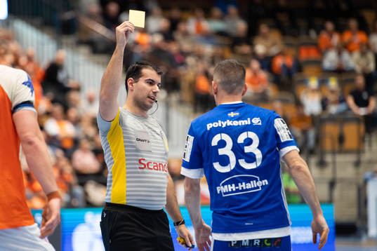 Domare Sandro Smailagid delar ut varning till Ystads IFs