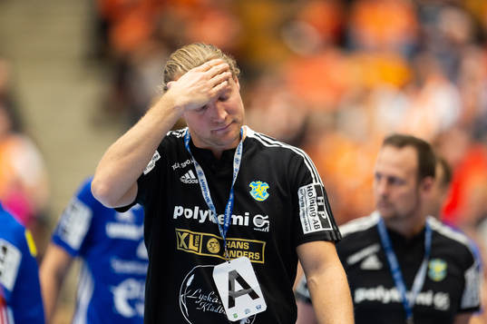 Ystads IFs tränare Oscar Carlén deppar