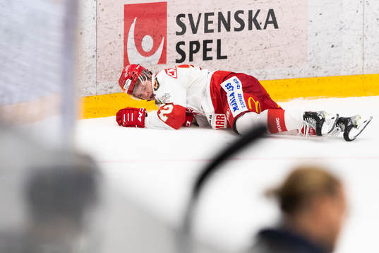 Troja/Ljungbys Jesper Emanuelsson ligger på isen