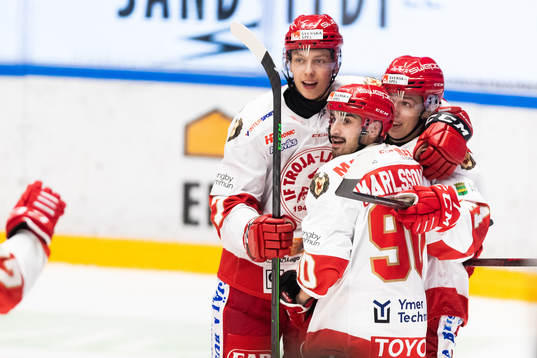 Troja/Ljungbys Kevin Karlsson jublar med lagkamrater