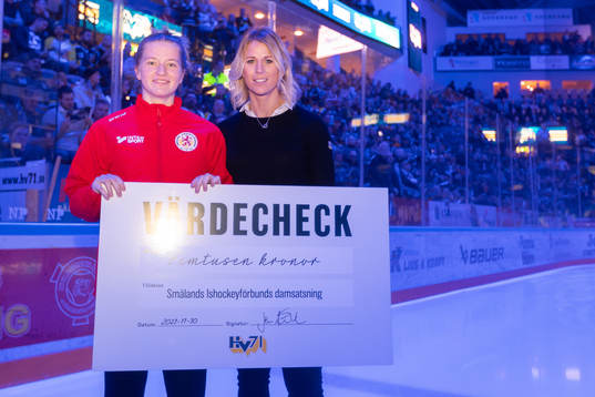 s Jenni Asserholt räcker över en värdecheck till