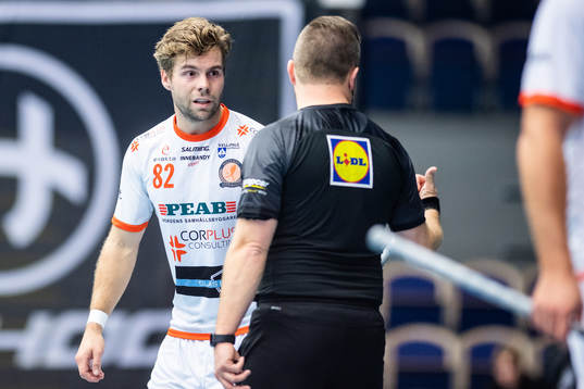 Höllvikens Johannes Wilhelmsson i samtal med domare