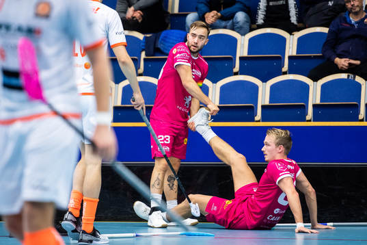 Malmös Tobias Andersson har ont och får hjälp av Jacob