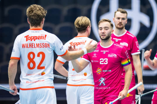 Malmös Jacob Carleson tackar Höllvikens Johannes