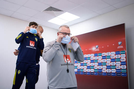 Victor Nilsson Lindelöf and head coach Janne Andersson of