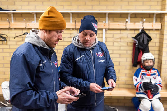 Frölundas Jens Olsson, tränare för Hovås P2013, pratar